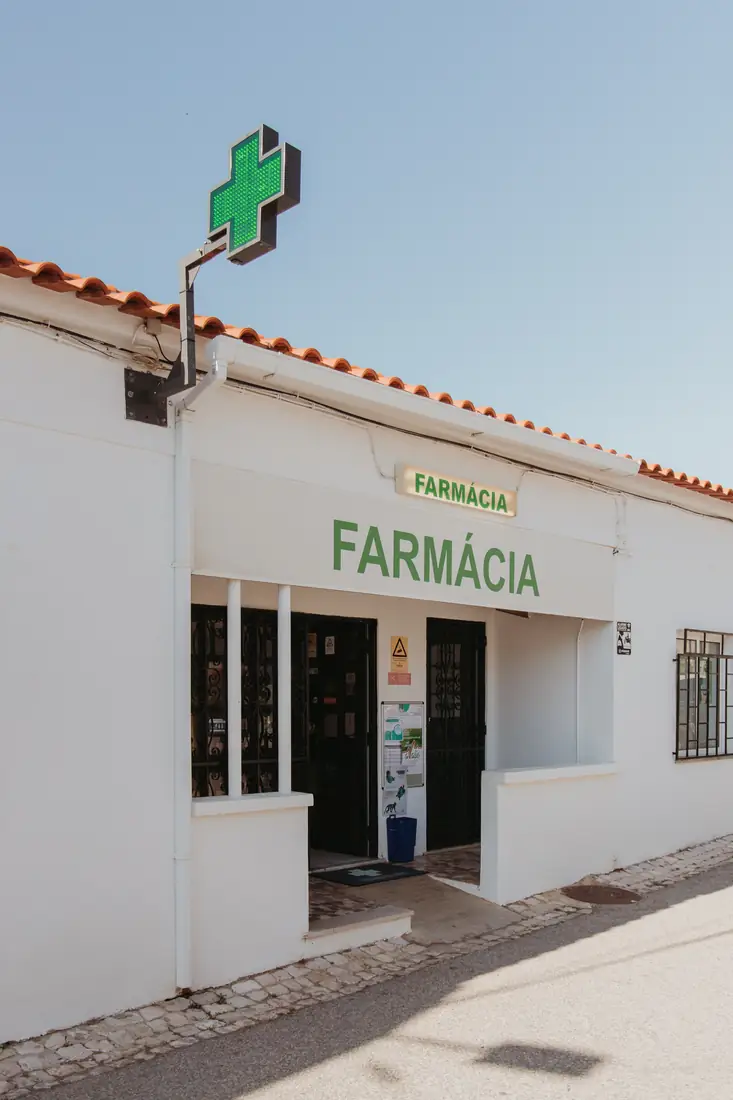 Fachada da Farmácia Ilda com a cruz verde, na Rua da Escola