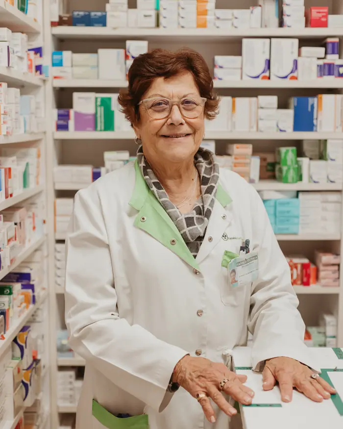 Dr.ª Maria da Piedade de Oliveira, diretora técnica, entre as estantes da farmácia