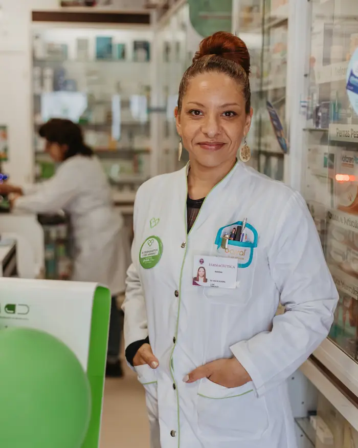 Dr.ª Ana de Oliveira e Barros, farmacêutica, na farmácia